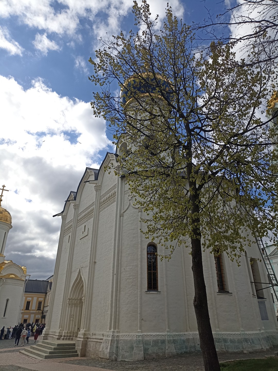 Прекрасный экскурсовод Михаил, преподносит материал легко, интересно, много новых для нас фактов узнали о Лавре, о