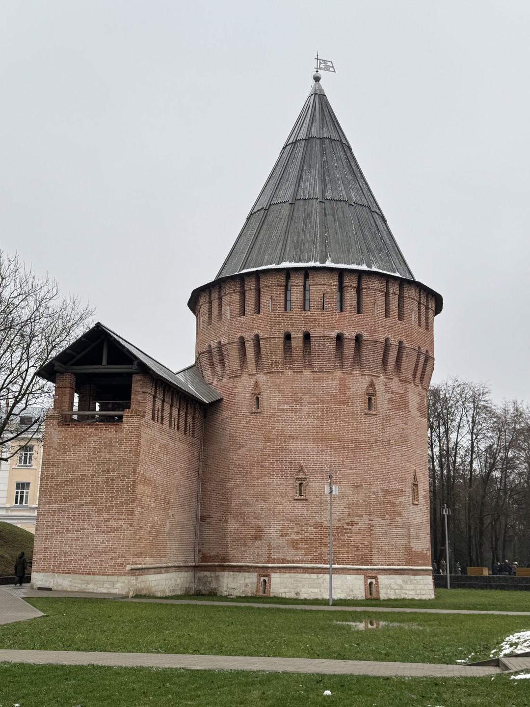 Для общего понимания истории города и основных моментов отличная экскурсия, самостоятельно гораздо скучнее все обходить и