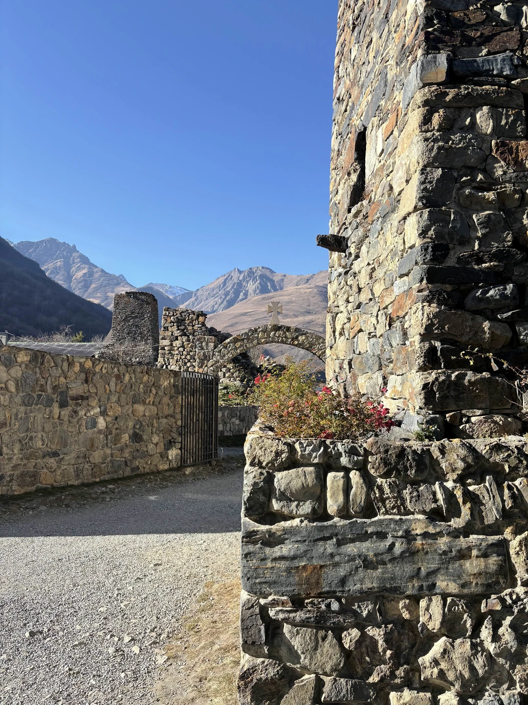 Хорошая экскурсия, чтобы посмотреть Осетию. Ездили в ноябре 25 года. Было тепло, но теплые вещи нужны