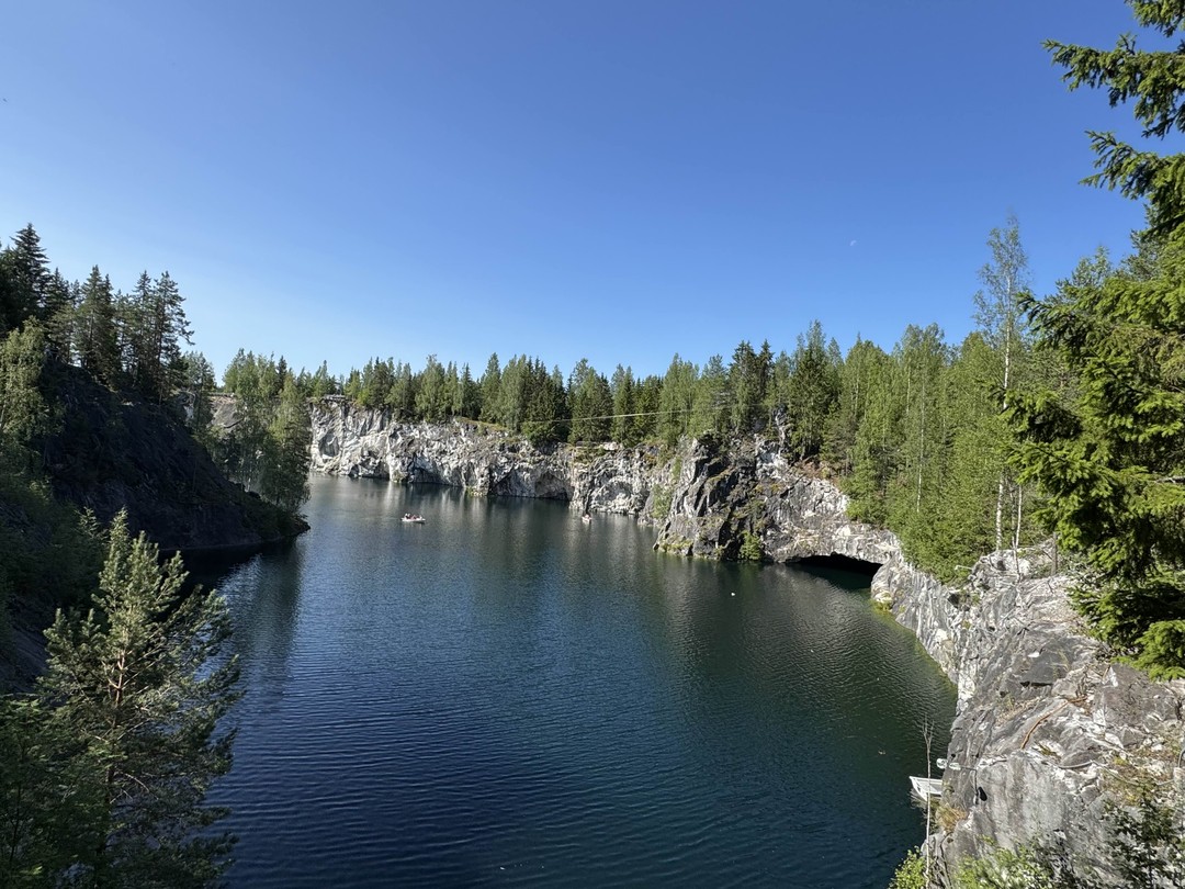 Сергей великолепный экскурсовод и рассказчик. Несмотря на то, что информации от него поступает очень много, всё