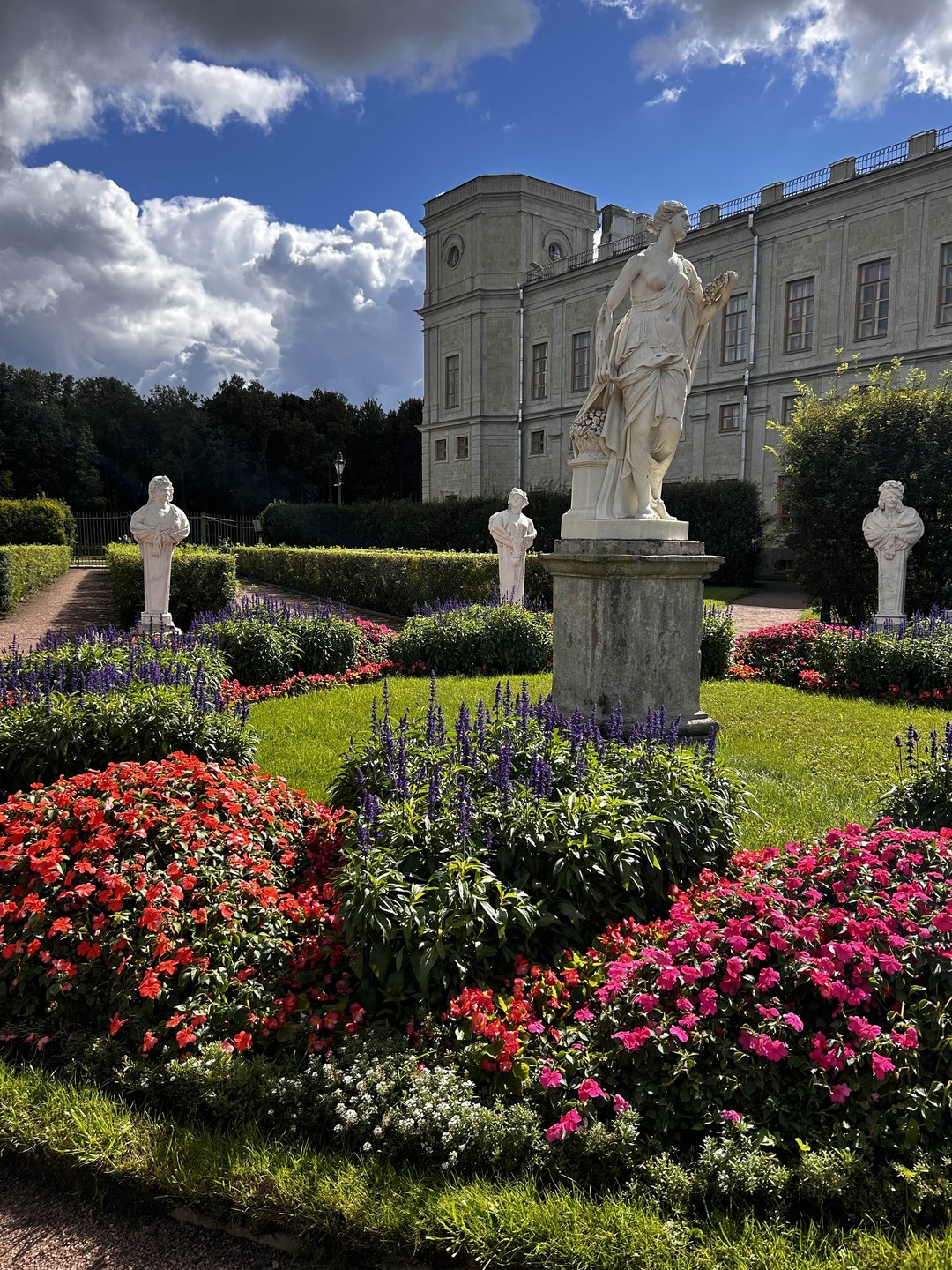 Очень понравилась экскурсия. Гид Максим рассказывал очень интересно. Правда немой сын, 6 лет не совсем был