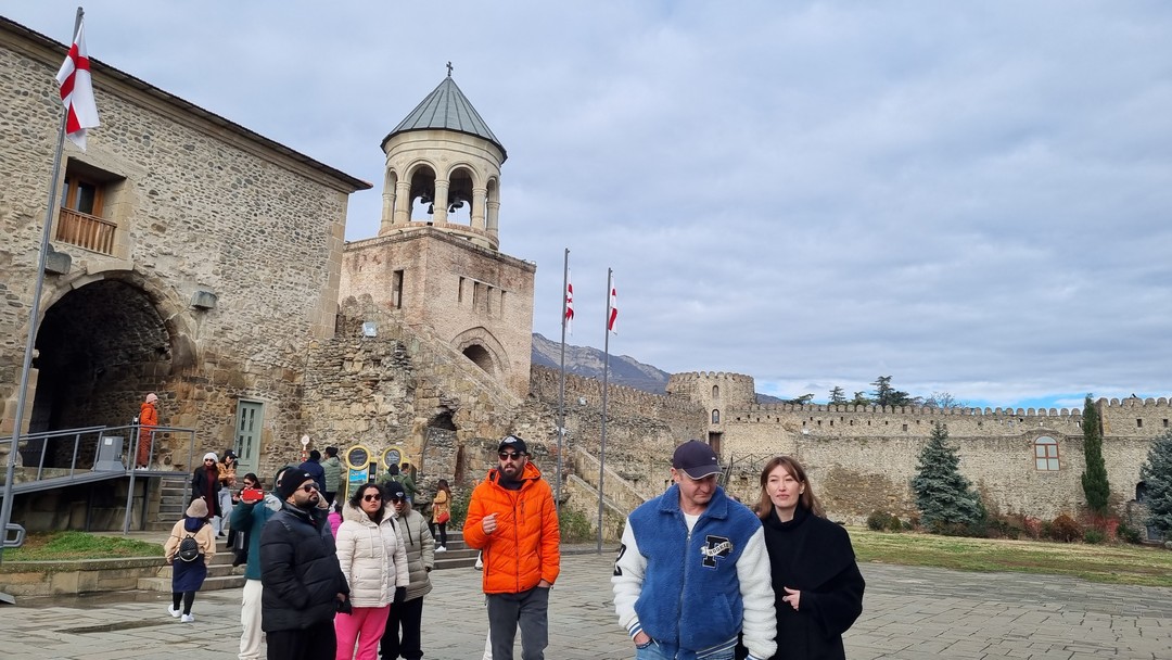 Давид замечательно проводит экскурсии. Он отличный рассказчик, хороший водитель. Очень коммуникабельный и разносторонний человек. Предложит изменение