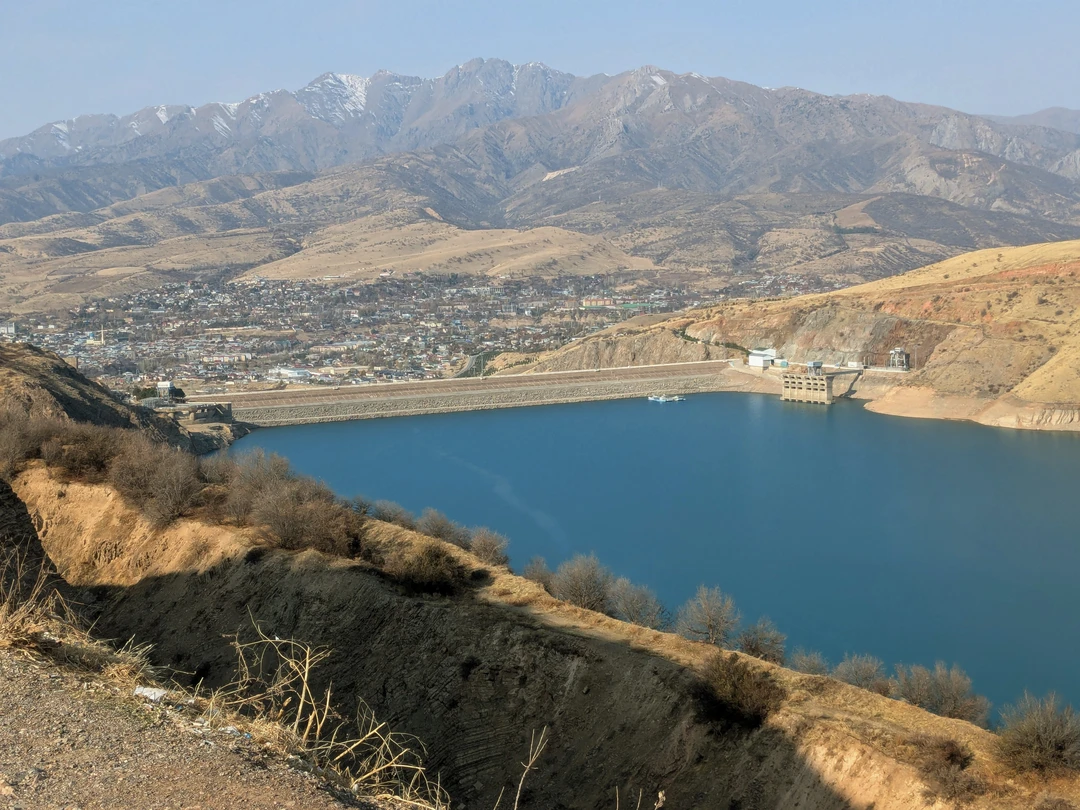 Осеннее затишье в климатических явлениях предоставило возможность порадовать глаз картинками межсезонья в горах. Нет уже весенней