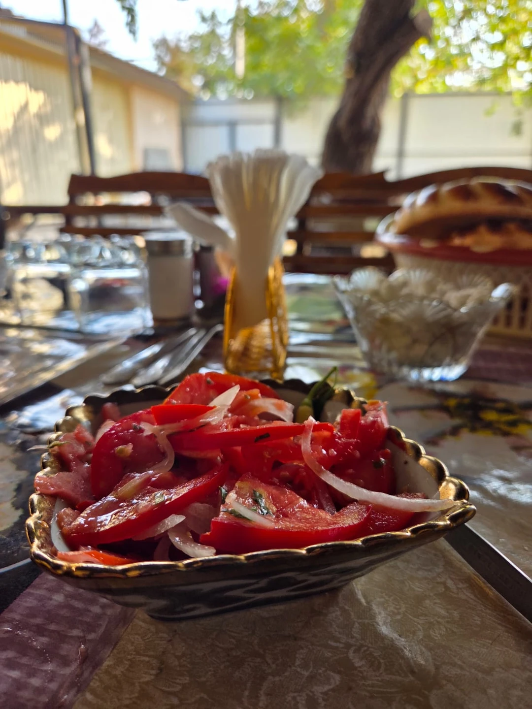 Выбрали именно это мастер-класс, который проходил в аутентичной атмосфере, на базе чайханы, где собирается местное население