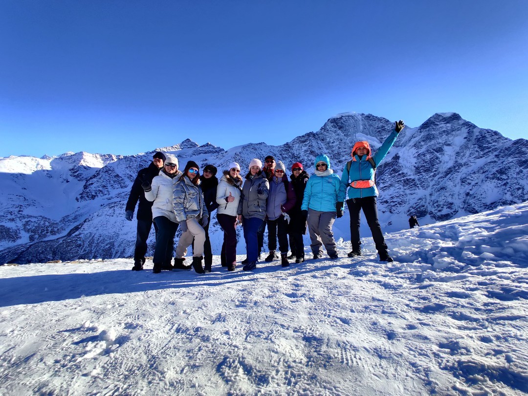 Главное изображение экскурсии - Начинаем новый год с катания на склонах «Эльбруса»: горнолыжный тур в весёлой компании