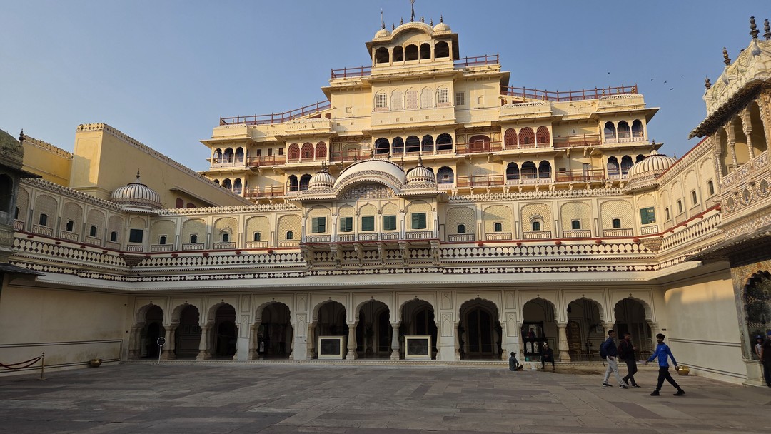 Маниш отличный гид. Посетили все значимые места в Джайпуре. И даже те, которые не попадают в