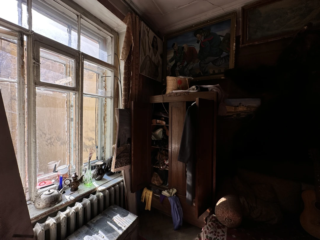 Очень интересная экскурсия, которая позволяет буквально попробовать вкус эпохи. То, как и где жил Довлатов, конечно,