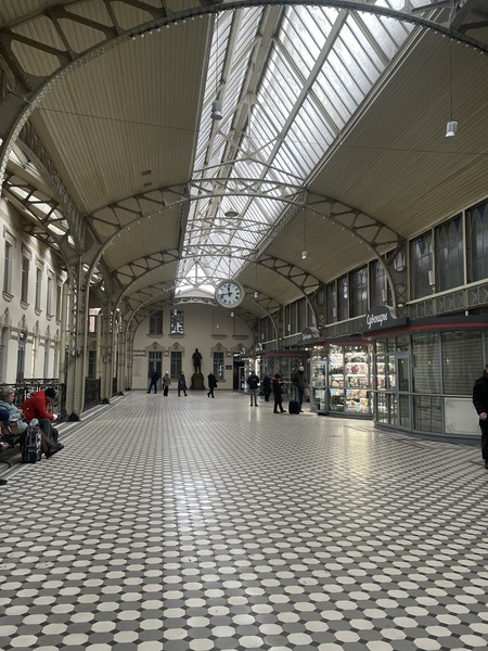 Интересная экскурсия, погружающая в атмосферу фильма Брат. Посетили все локации мест съемок, узнала больше о режиссере