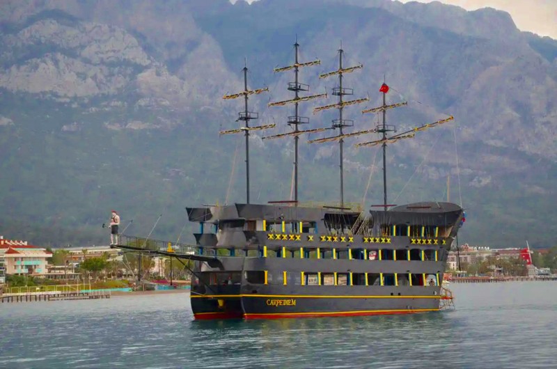 На пиратской яхте вдоль побережья Антальи