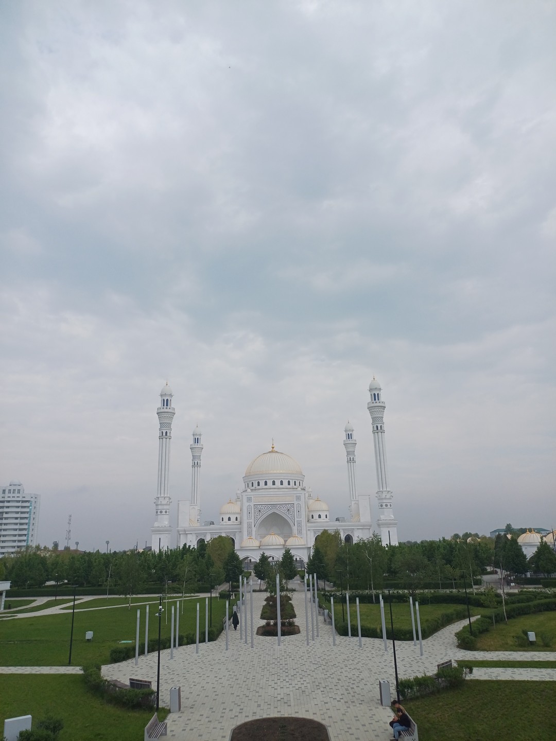 Нурмагомед интеллигентен и доброжелателен. Хорошее вождение, машина удобная. Увидели все самые большие и красивые мечети Чечни