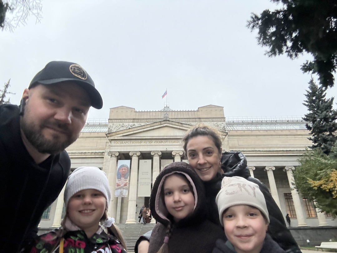 В целом вполне. Нужно ОБЯЗАТЕЛЬНО брать наушник на каждого участника. С тремя детьми и двумя телефонами
