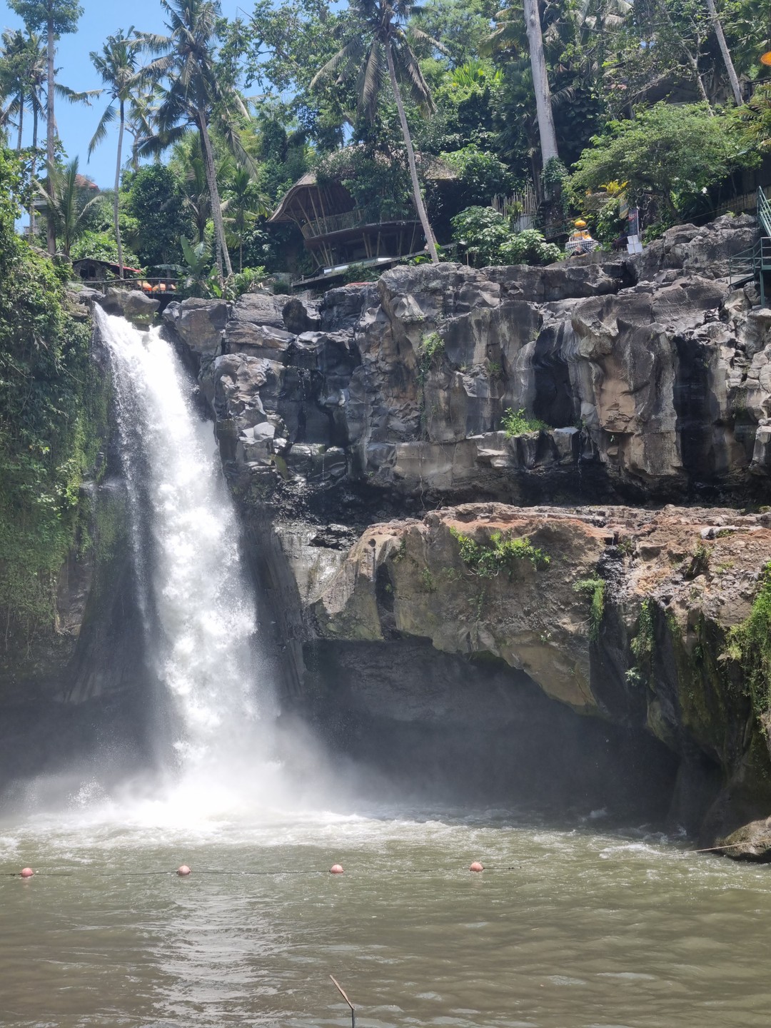 Почти в 15:00 комфортный автомобиль привёз уставших, но очень довольных людей к гостинице…
