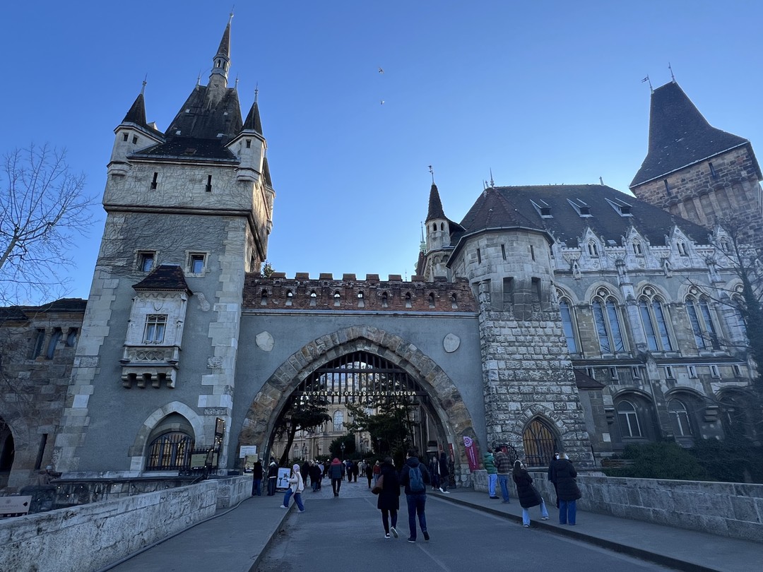 Однозначно рекомендуем экскурсии с Аркадием для знакомства с Будапештом. Это гид, который превращает поездку в настоящее