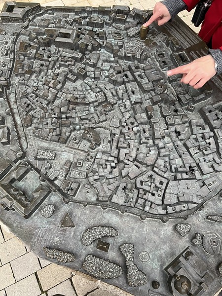 остановились в Баку на один день и решили взять экскурсию, чем самим бродить по карте в