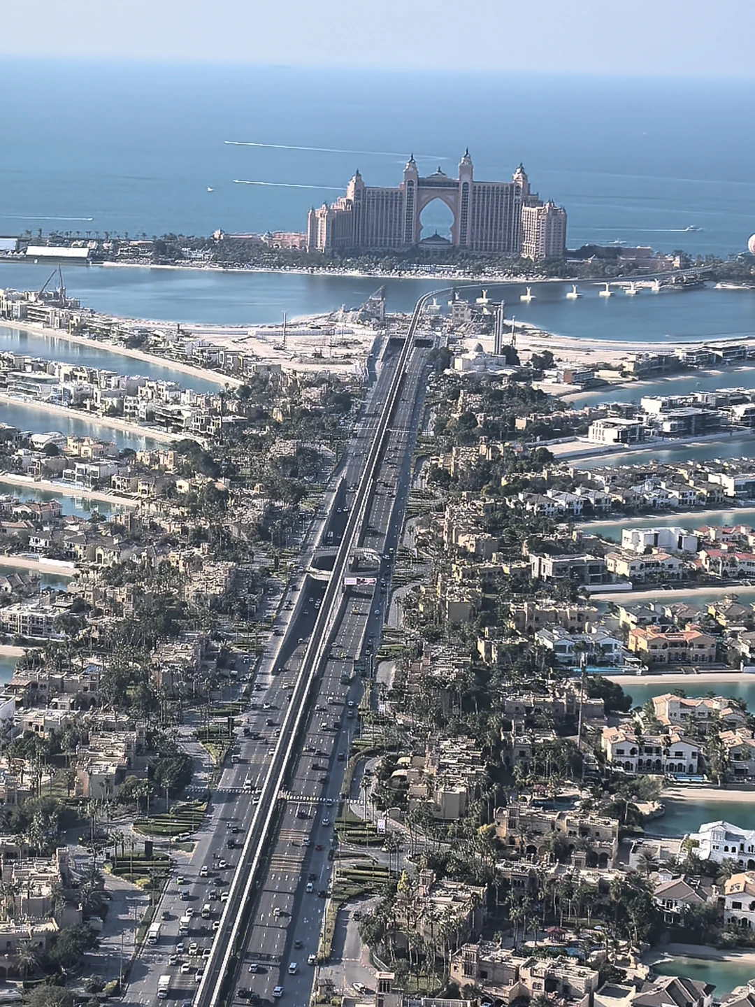 Давид провел для нас отличную экскурсию по Дубаю. Он ответственный и обязательный человек. Учёл все наши