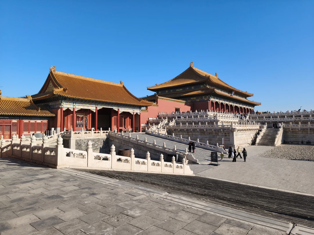 Наша экскурсия с Максимом началась ранним солнечным утром. Максим заранее связался с нами, порекомендовал время начала