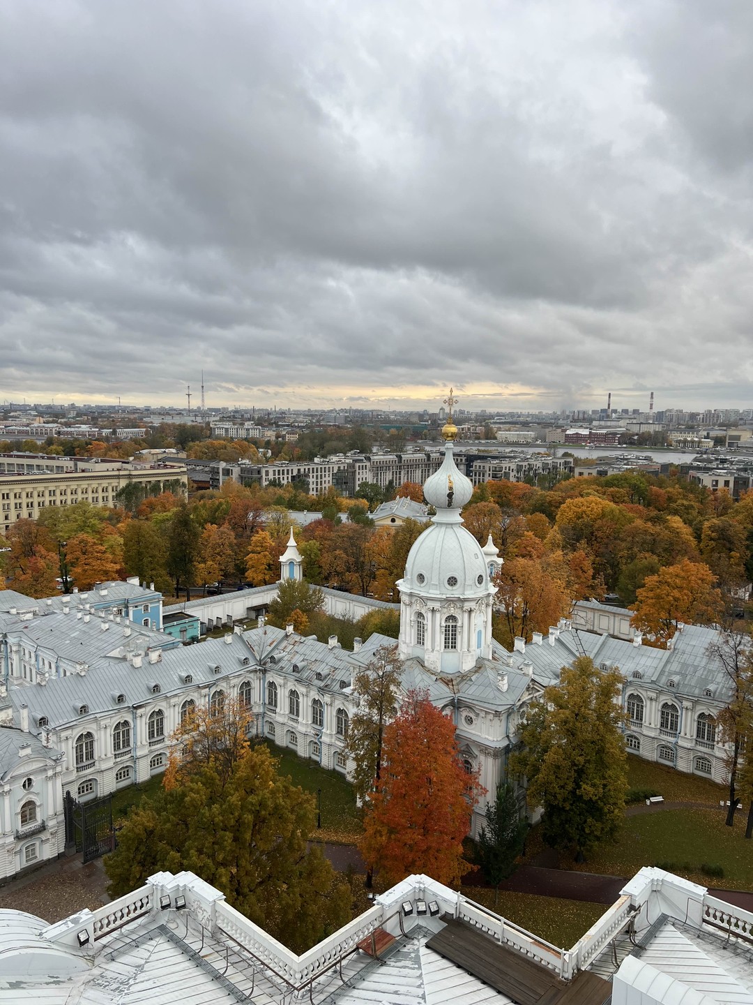 Смольный за 300 лет: от Смольного двора до убийства Кирова (Юлия)