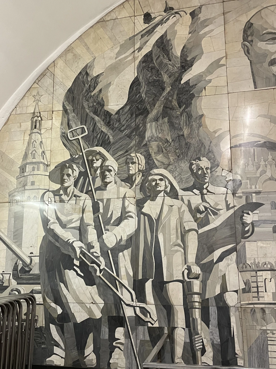 Очень содержательная экскурсия. Метро я увидела другими глазами. Лера прекрасный рассказчик, владеющая глубокими и обширными знаниями,