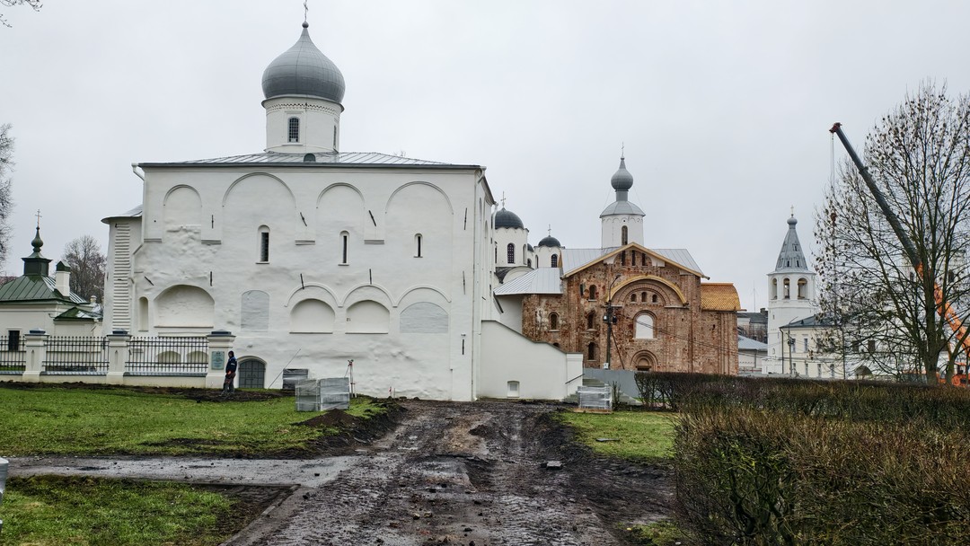 Максим встретил нас в назначенном мной, нестандартном месте начала экскурсии (примерно в ее середине), ловко адаптировал