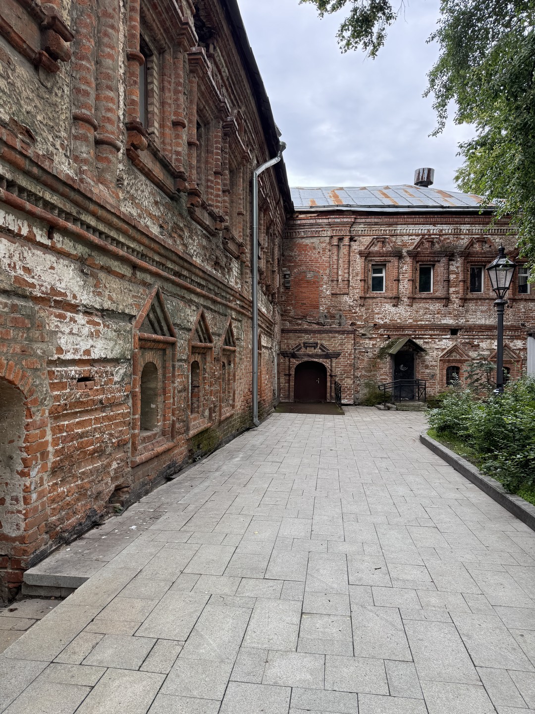 Китай город очень приятное для прогулок место. Александр знает каждый дворик и закоулок. Провел нас прекрасным