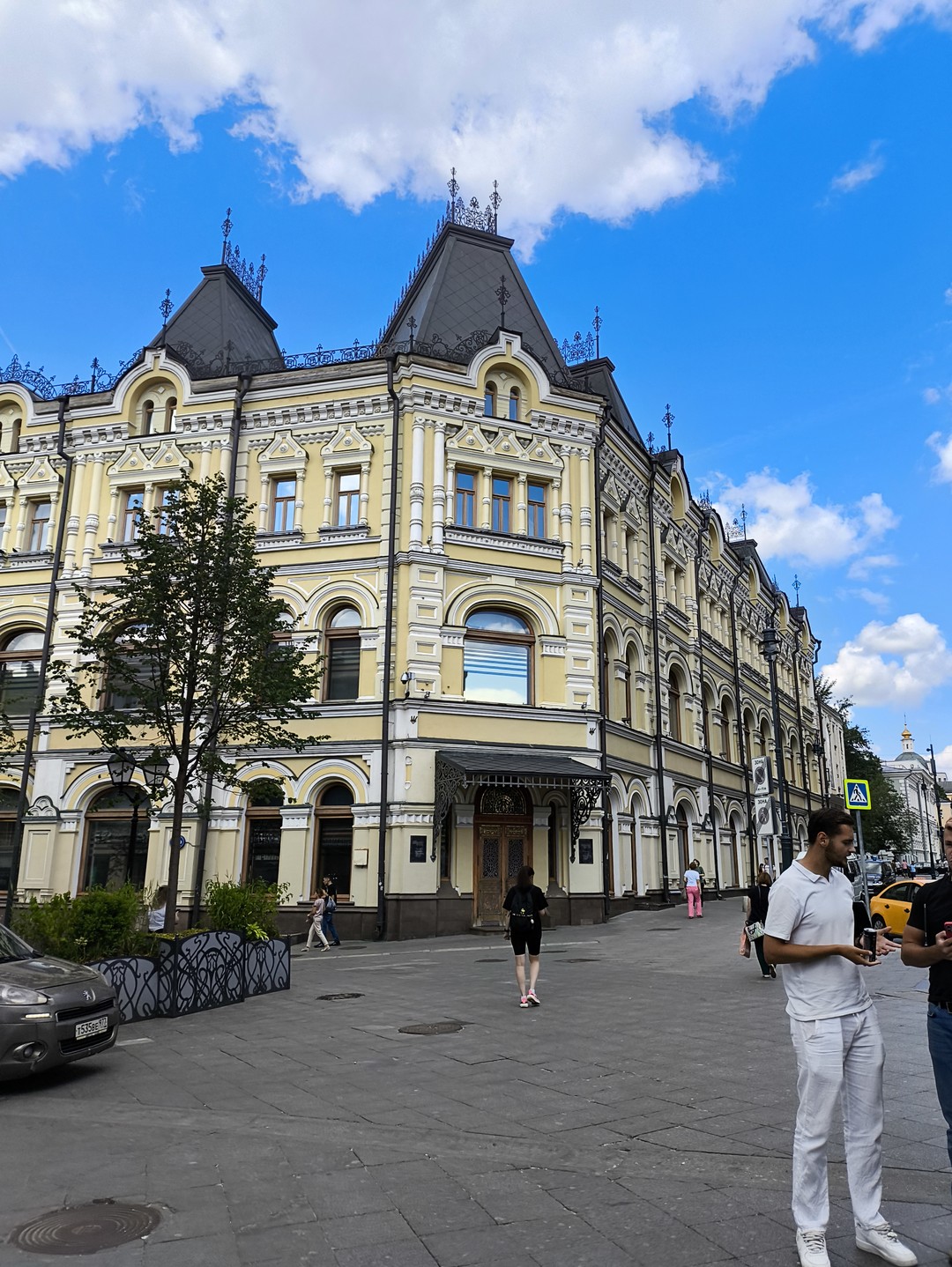 Поставить Александре оценку отлично не достаточно, она заслуживает все десять звёзд. Мы ходили на экскурсию с