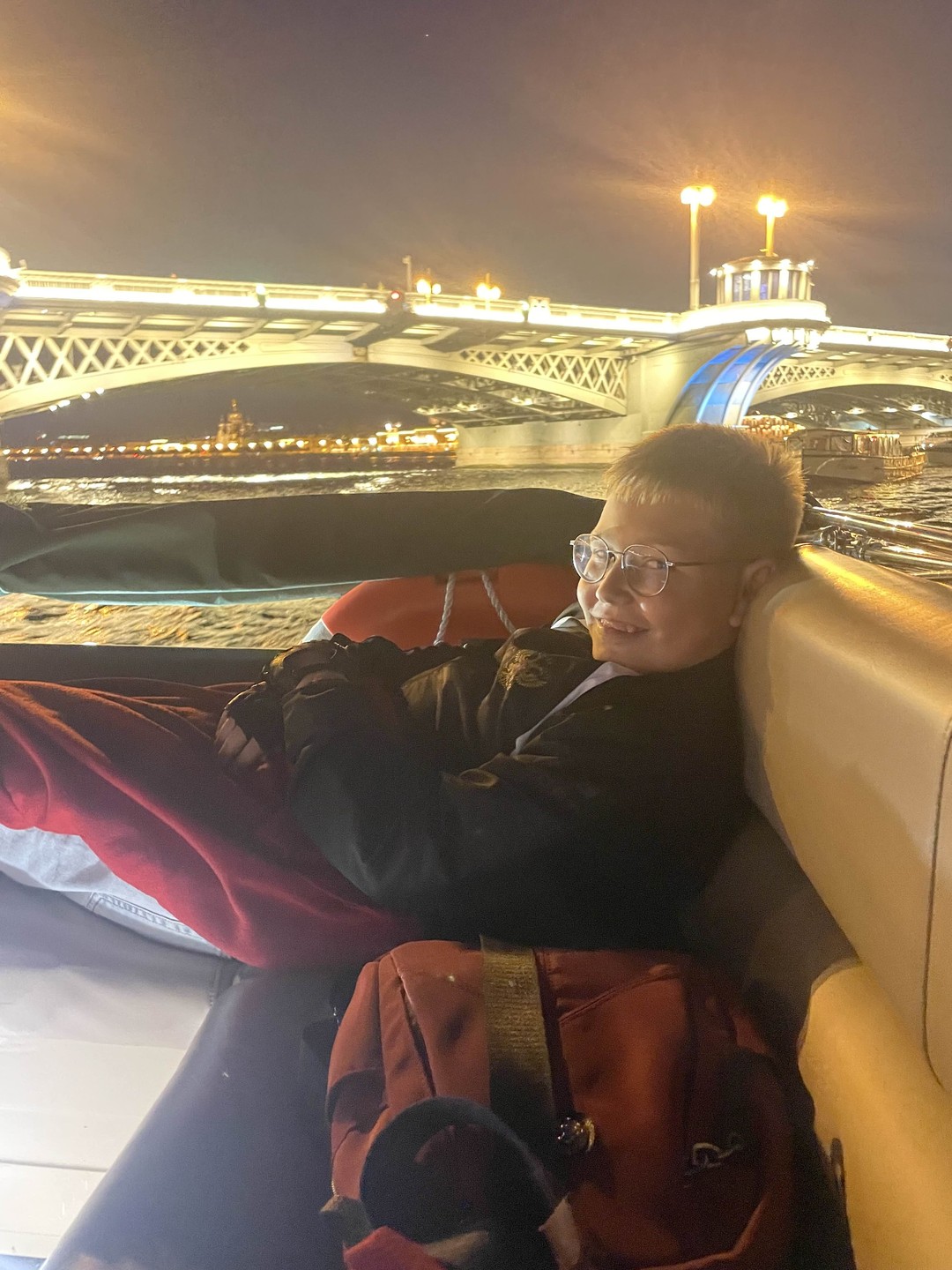 Все было прекрасно, дети спали😂, взрослые кайфовали. Посмотрели разведение 2-х мостов, прослушали обзорную экскурсию по каналам