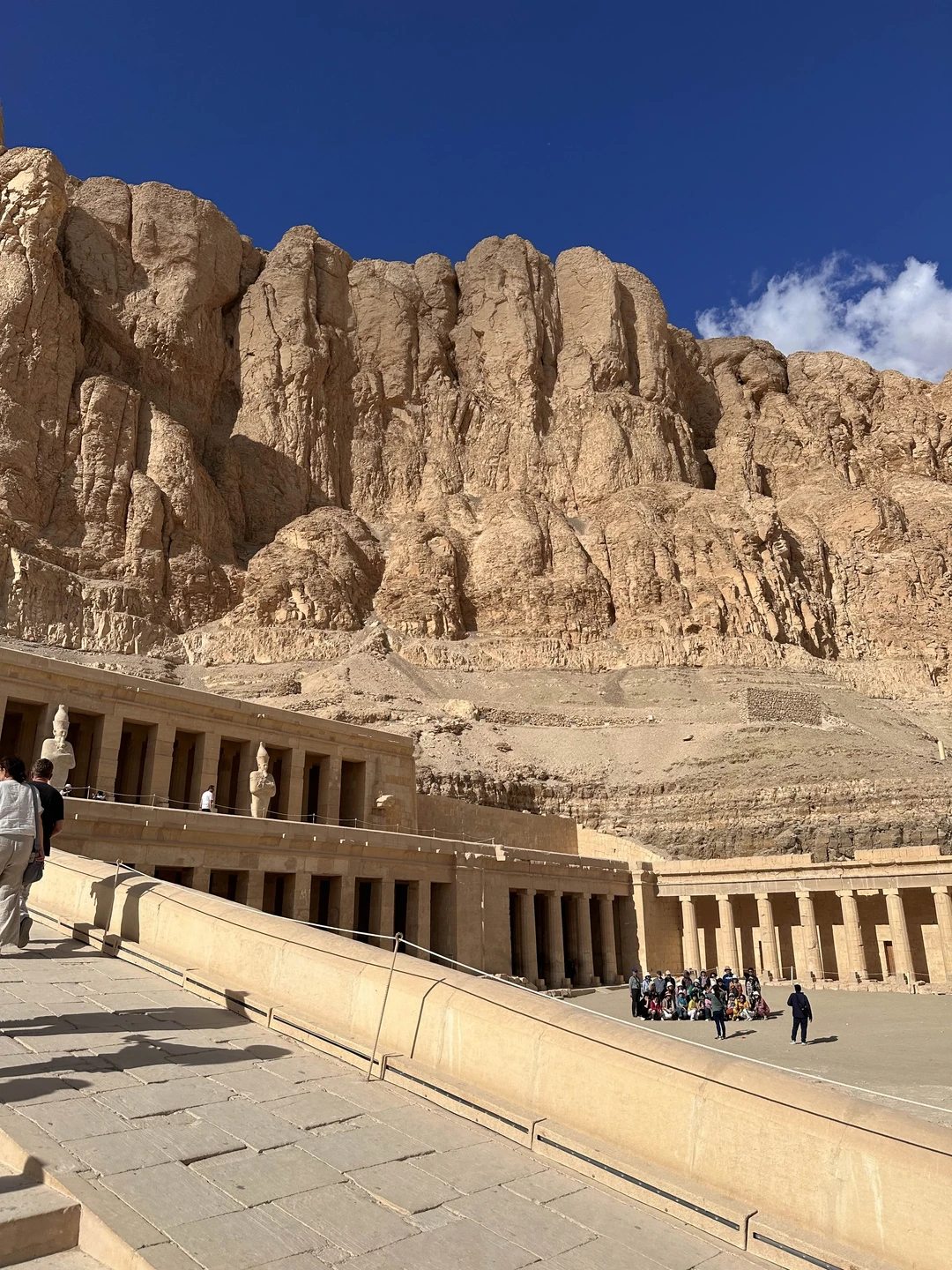 Сегодня мы с мужем впервые посетили Луксор. Помогла нам в этом замечательная команда: гид Ахмед и