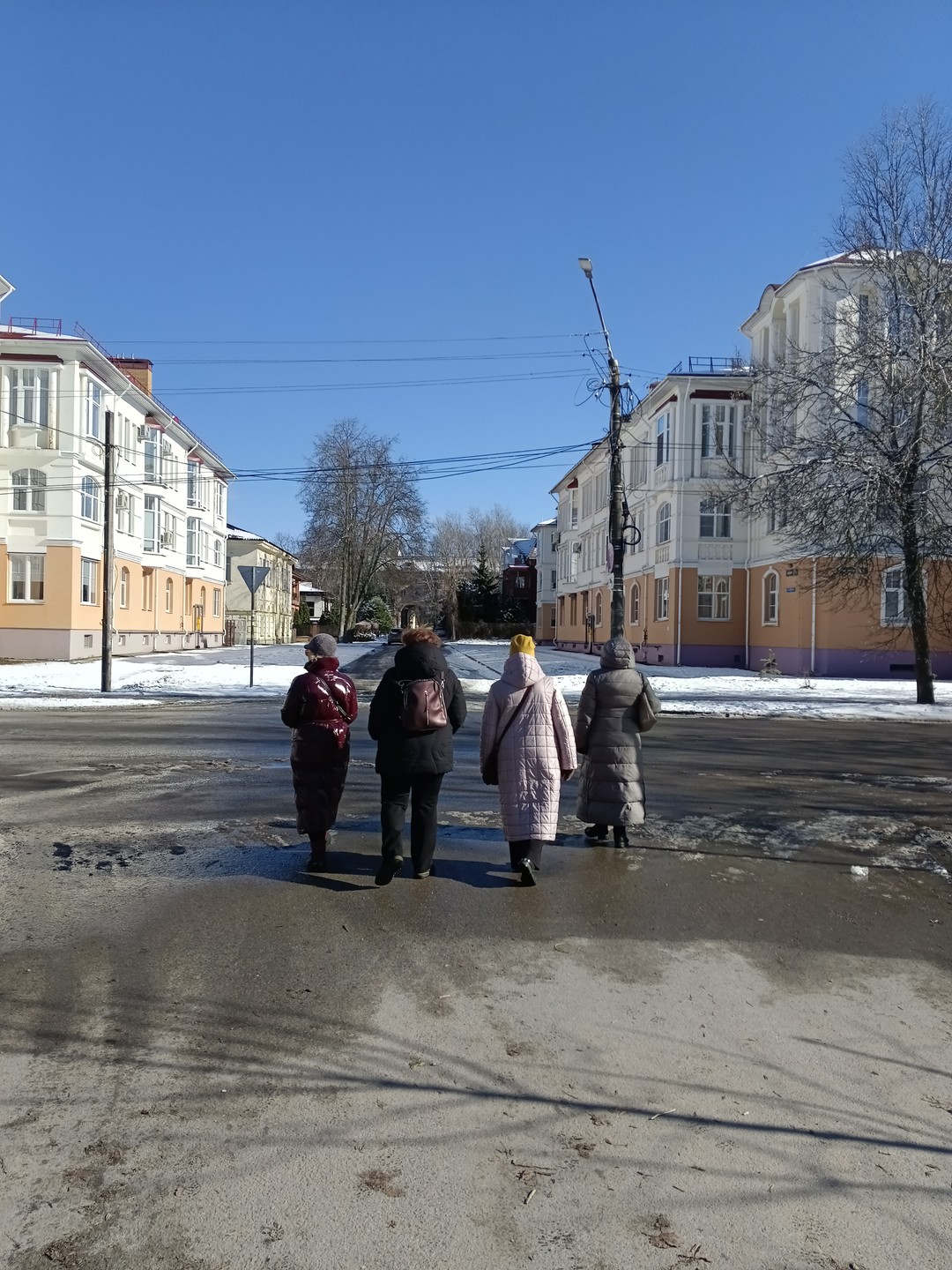 Великолепно прогулялись по неизвестным нам ранее местам Новгорода. Послушали интереснейший рассказ об истории и традициях города и горожан