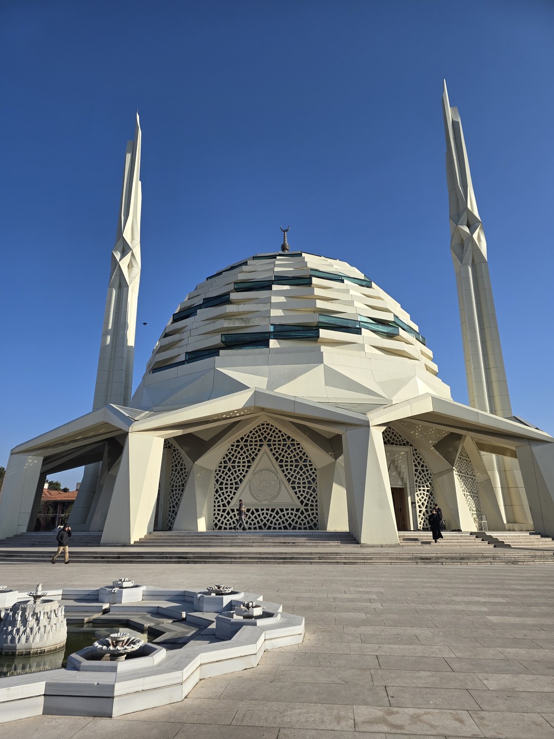 Омар прекрасный гид. Очень понравилась экскурсия. Рекомендую! Стамбул разный и прекрасный!