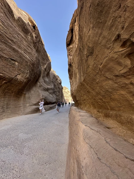 Вчера ездили на экскурсию «Иордания и древняя Петра». Всё очень понравилось, нас было три взрослых человека