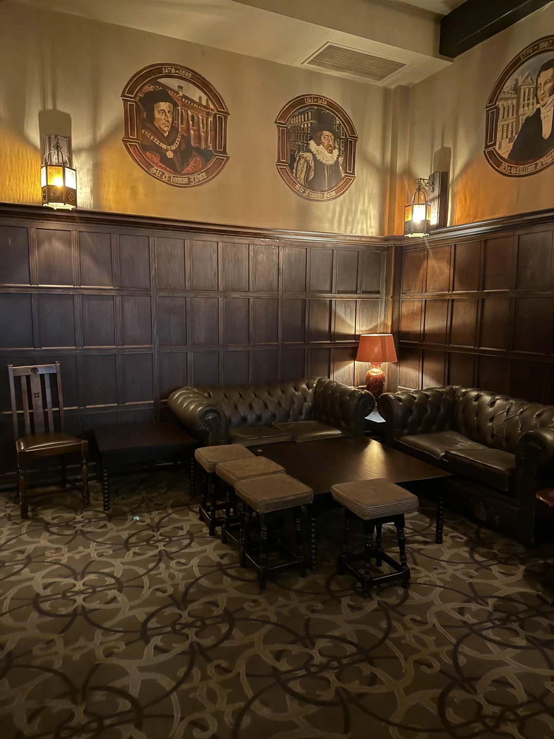 Хотим поделиться впечатлениями о нашей экскурсии по пабам. В первую очередь хочется отметить Влада воспитанный, начитанный