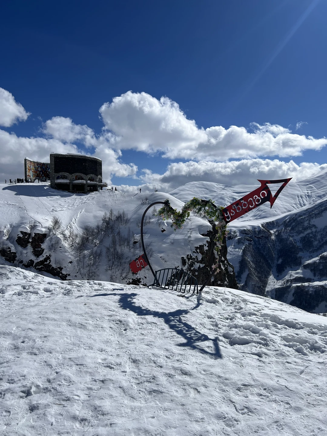 Экскурсия началась вовремя, место встречи легко найти. Гид Зура виртуозно рассказывал на русском и английском языках