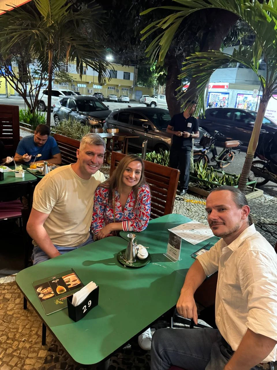 Рио - это город, где ночная жизнь похожа на карнавал… Поэтому решили ее изучить с помощью