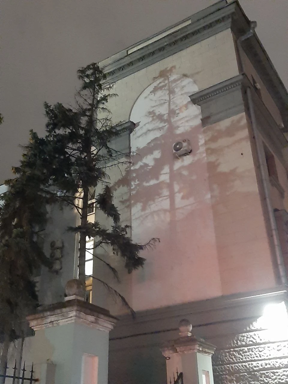 Очень классно погуляли с Ольгой по переулкам Ивановской горки с заходом в интересные бары. Какие-то заведения