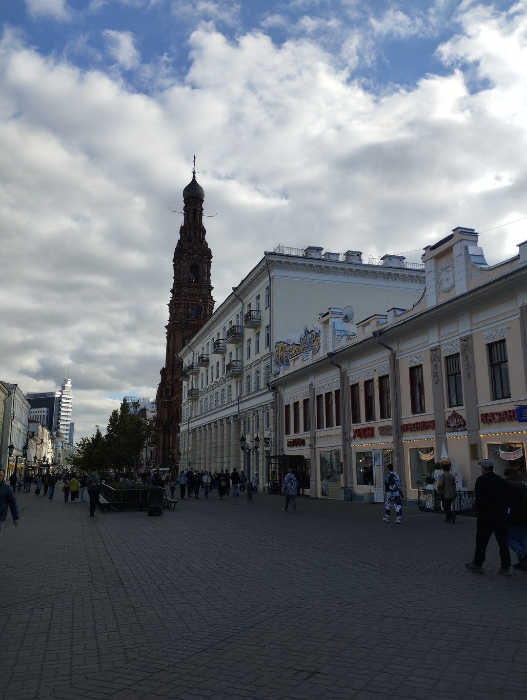 Очень приятный, понимающий, эрудированный экскурсовод Азалия. Интересна в общении, по-настоящему подготовлена в плане материалов и просто