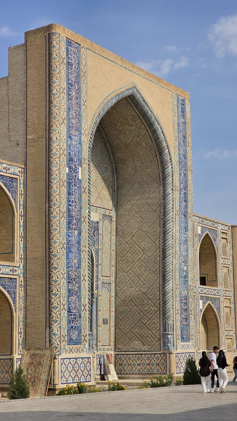 Все очень хорошо. Экскурсия, проведенная Акбаром, была в высшей степени профессиональной. Грамотная речь, погружение в историю