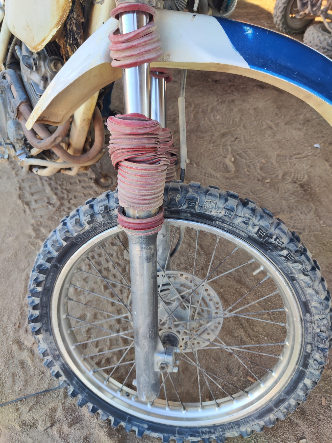 Мотоцикл без тормозов, из рабочего только двигатель. Состояние полного хлама в общем. Проехали километров 5 и