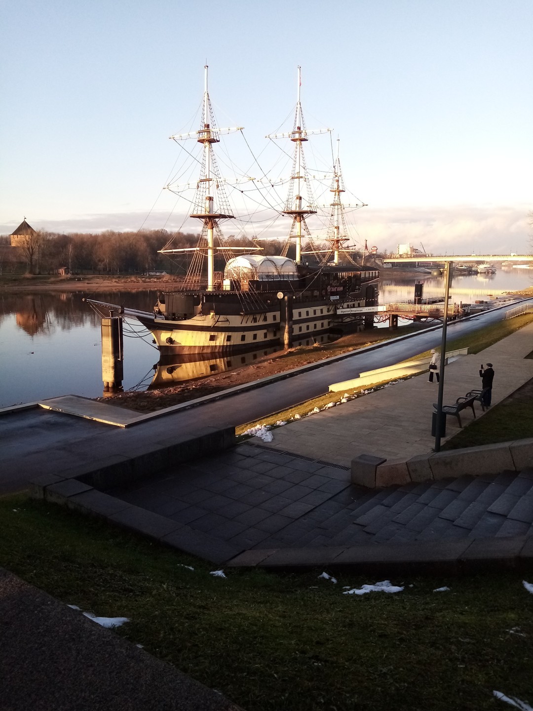 Экскурсия не просто ПОНРАВИЛАСЬ, но я в ВОСТОРГЕ от экскурсии! Экскурсовод Максим Фёдорович абсолютно профессиональный экскурсовод.