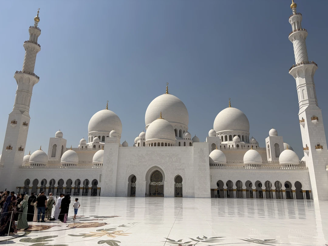 Ездили на экскурсию 24 февраля. Экскурсовод Баха очень позитивный и интересный собеседник. Рассказал нам об истории