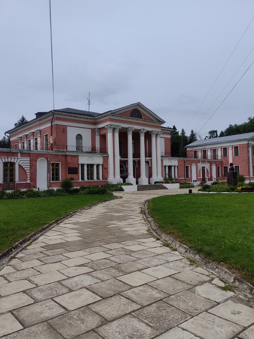 Нам очень понравилась экскурсия, Наталья очень интересно рассказывала о истории усадеб, узнала много нового! Обязательно будем