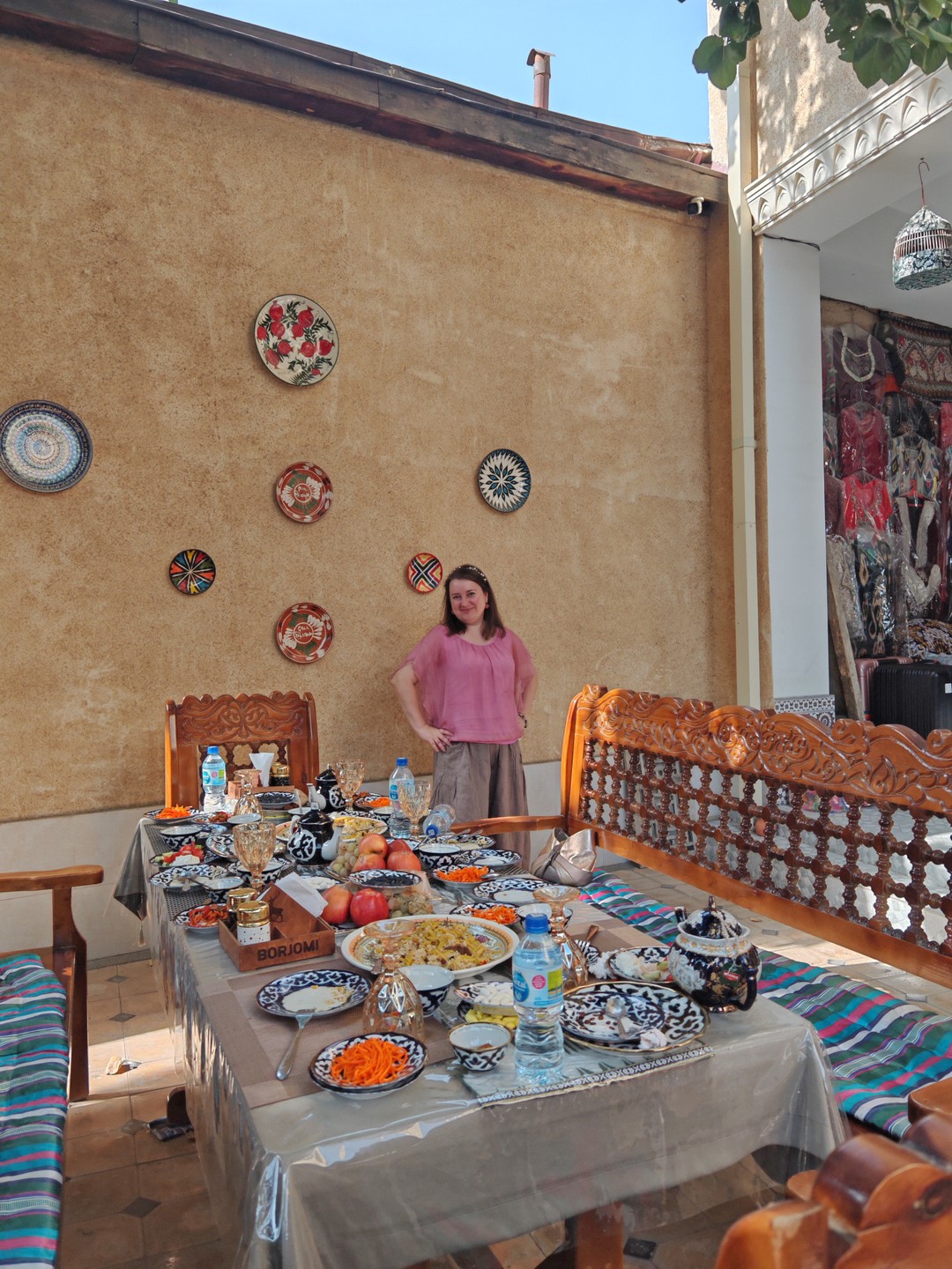 Вместе с хозяйкой гостевого дома приготовили вкуснейший плов! Кроме самого плова нас ждал богатый стол с