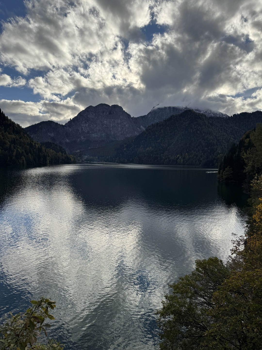 21 октября 2025 года путешествовали из Адлера в Абхазию (выбрали для себя озеро Рица и окрестности)