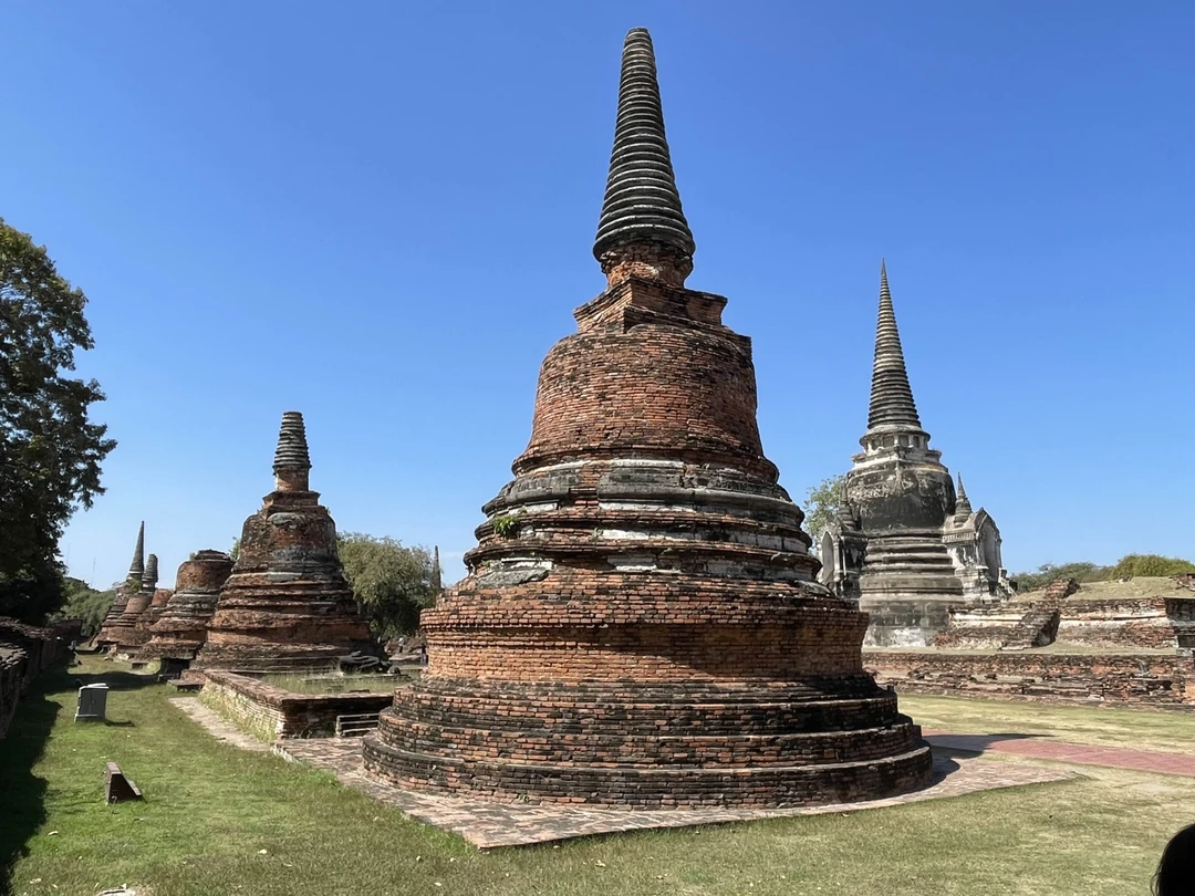 Интересная экскурсия в столицу древнего Сиама. Красивые, необычные храмы. Обязательно стоит съездить, рекомендую.