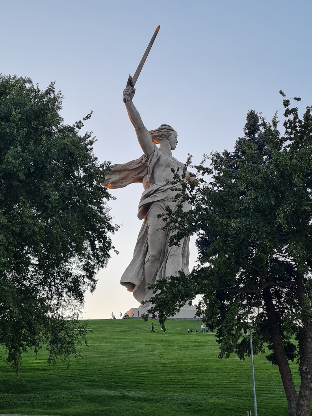 Дмитрий провел нам экскурсию по Мамаеву Кургану. Хочется отметить высочайший профессионализм Дмитрия. Его экскурсия была безупречно
