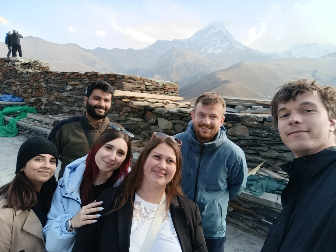 Прекрасная поездка на Казбеги. Сегодня первый раз оказалась в группе, где несколько национальностей. Экскурсия проходит на