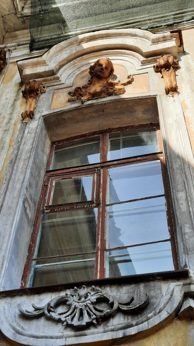 Удивительное место в центре Петербурга, скрытое от посторонних глаз. Очень рады были увидеть завораживающую красоту прошлых