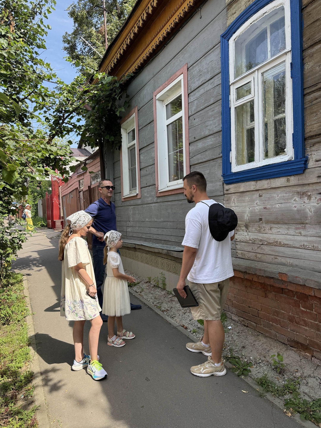 Михаил- эрудированный человек, погружает в прошлое, знает и рассказывает уникальные истории родного города. Умеет увлечь и