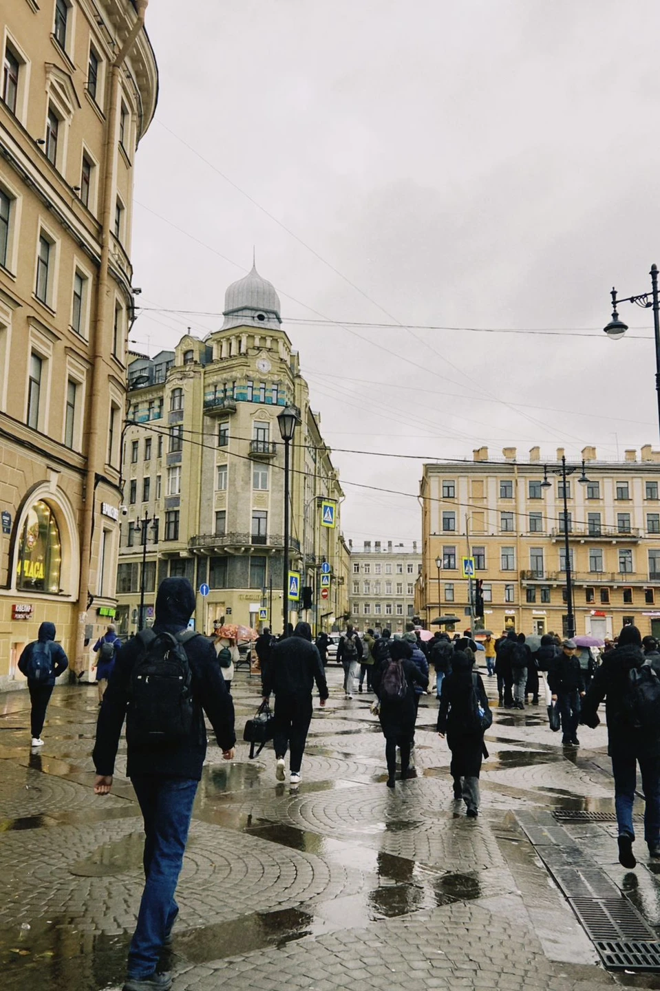 Дочь учится в десятом классе, и ей предстоит осилить "Преступление и наказание" в этом году, и