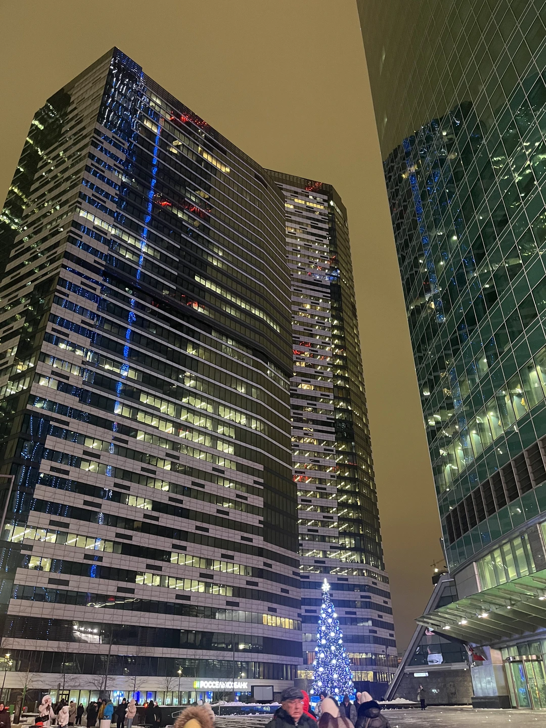 Живое общение, хороший звук, забота (в зимнее время чередовались уличная экскурсия с экскурсией в помещении), любит свое дело)