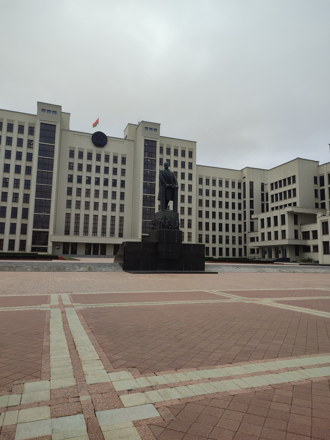 Забронировала авто пешеходную экскурсию заранее, перед поездкой в Минск. Это было верное решение! Нас было всего